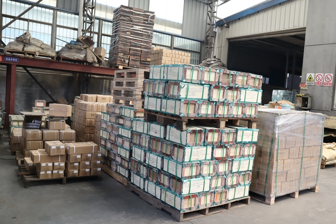 Bisagras por resorte del color de Brown oscuro, embalaje de la caja de